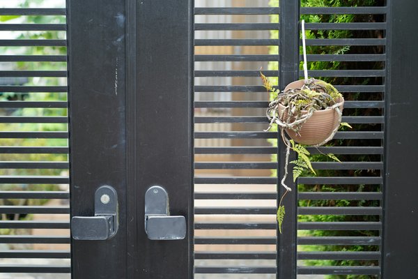 How to Design a Minimalist Entryway with Maximum Storage Capabilities?