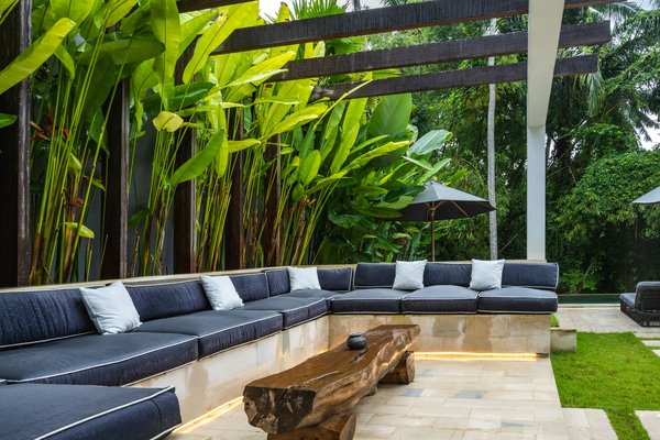 What's the Best Way to Incorporate a Tech-Free Family Lounge Area in a Digital Age Home?