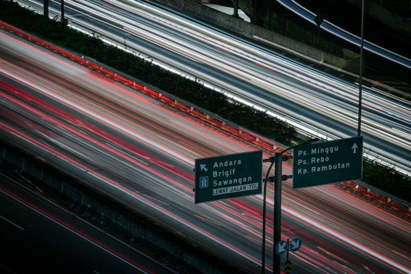 What Role Does AI Play in Optimizing Traffic Flow During Peak Hours in Urban Centers?